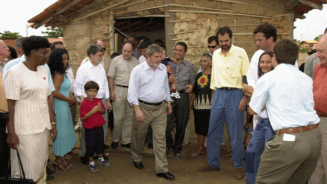 Visita do presidente Lula e de ministros à vila Irmã Dulce, em Teresina, em 2003. Foto: Agência Brasil